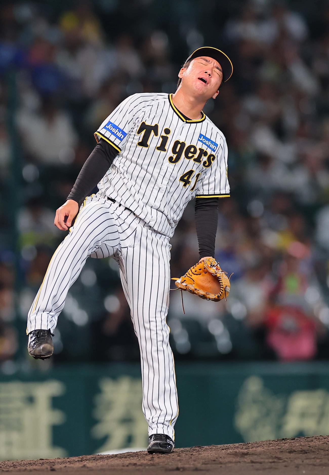 阪神対DeNA 6回表DeNA2死一、三塁、村上は京田に中前適時打を浴びる（撮影・上田博志）
