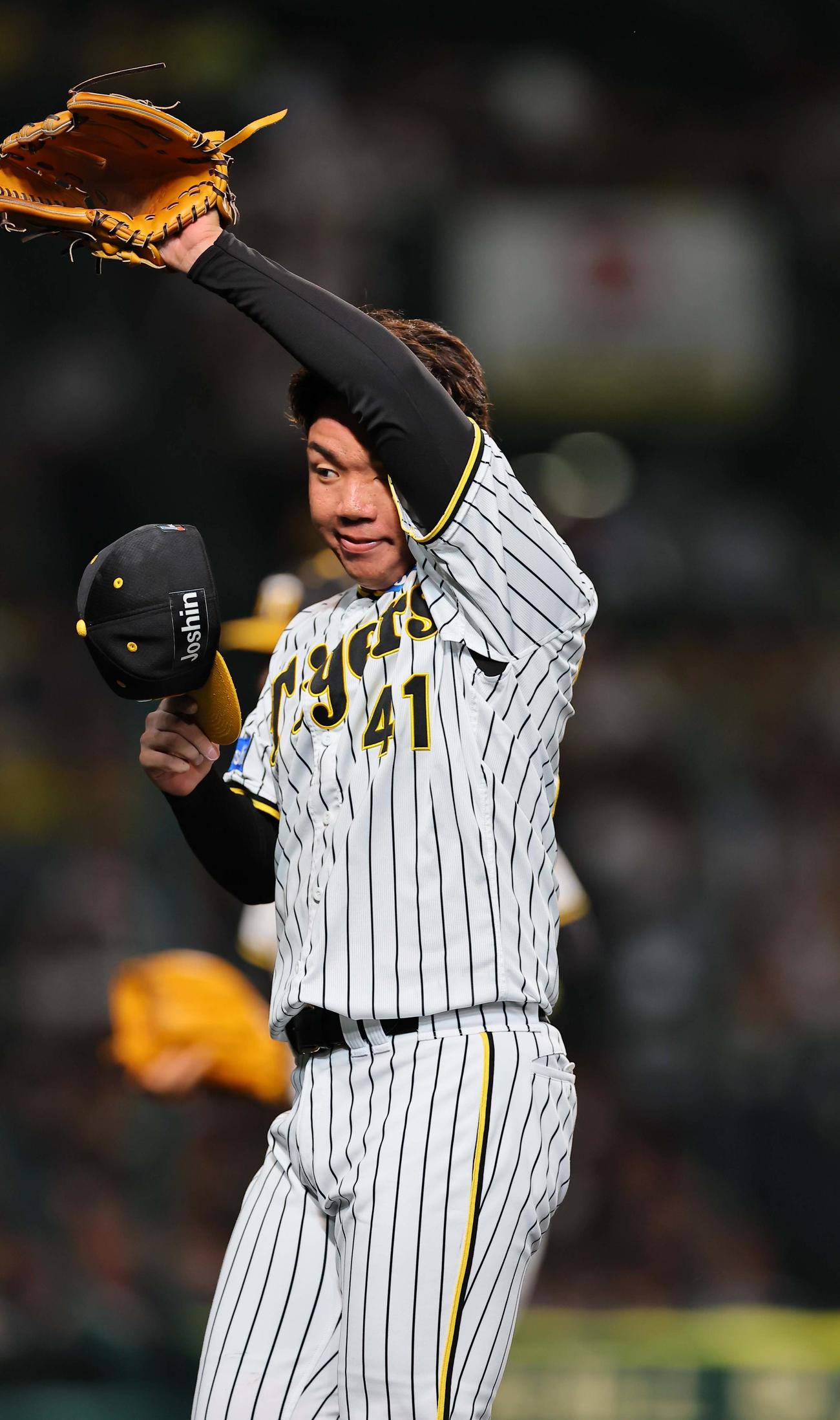 阪神対DeNA 6回、追加点を許した村上は汗をぬぐいながらベンチに引き揚げる（撮影・上田博志）