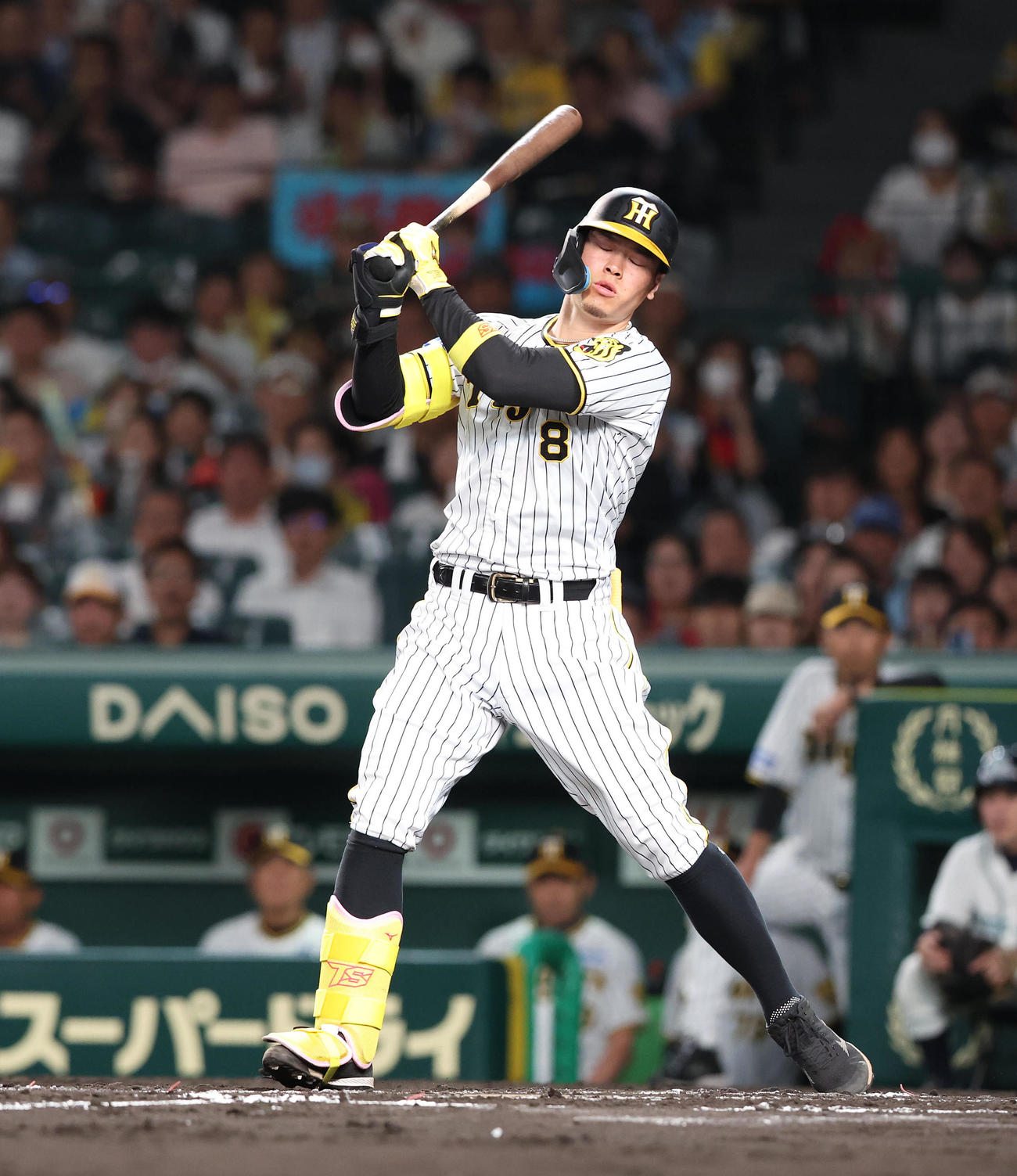 阪神対DeNA 6回裏阪神1死一、二塁、佐藤輝は空振り三振に倒れる（撮影・白石智彦）