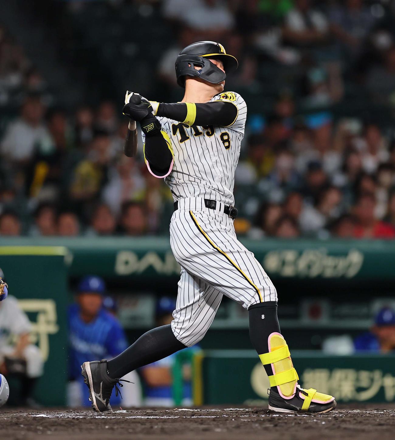 阪神対DeNA 6回裏阪神1死一、二塁、佐藤輝は三振に倒れる（撮影・上田博志）