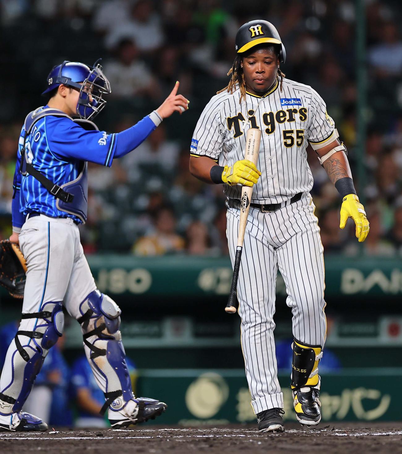 阪神対DeNA 6回裏阪神無死一、二塁、ミエセスは三振に倒れる（撮影・上田博志）