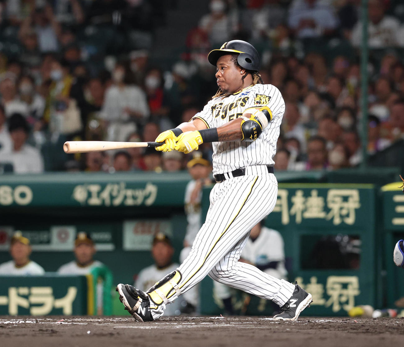 阪神対DeNA 6回裏阪神無死一、二塁、ミエセスは空振り三振に倒れる（撮影・白石智彦）