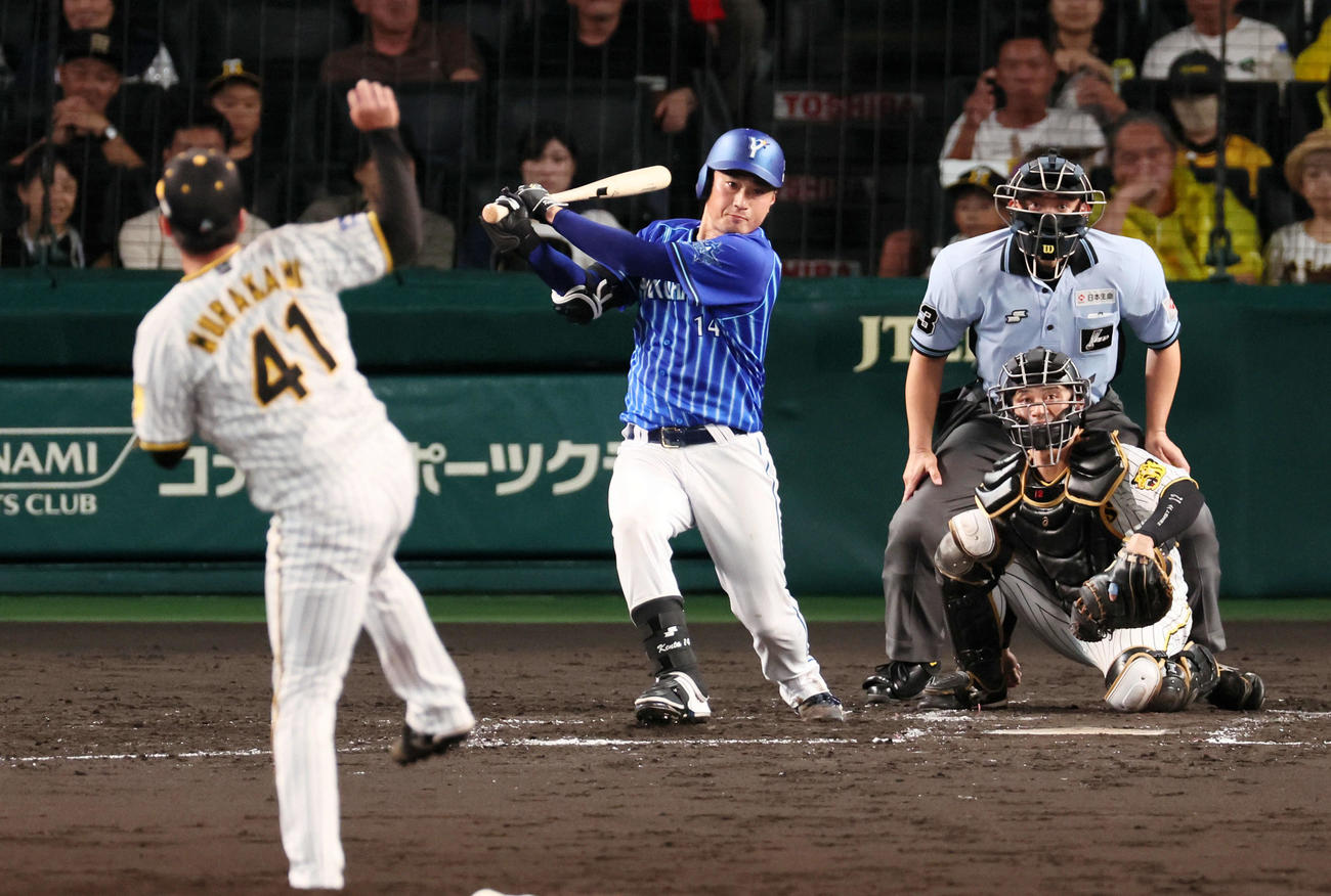 阪神対DeNA 5回表DeNA1死二、三塁、石田は先制の2点中前適時打を放つ。投手村上（撮影・加藤哉）