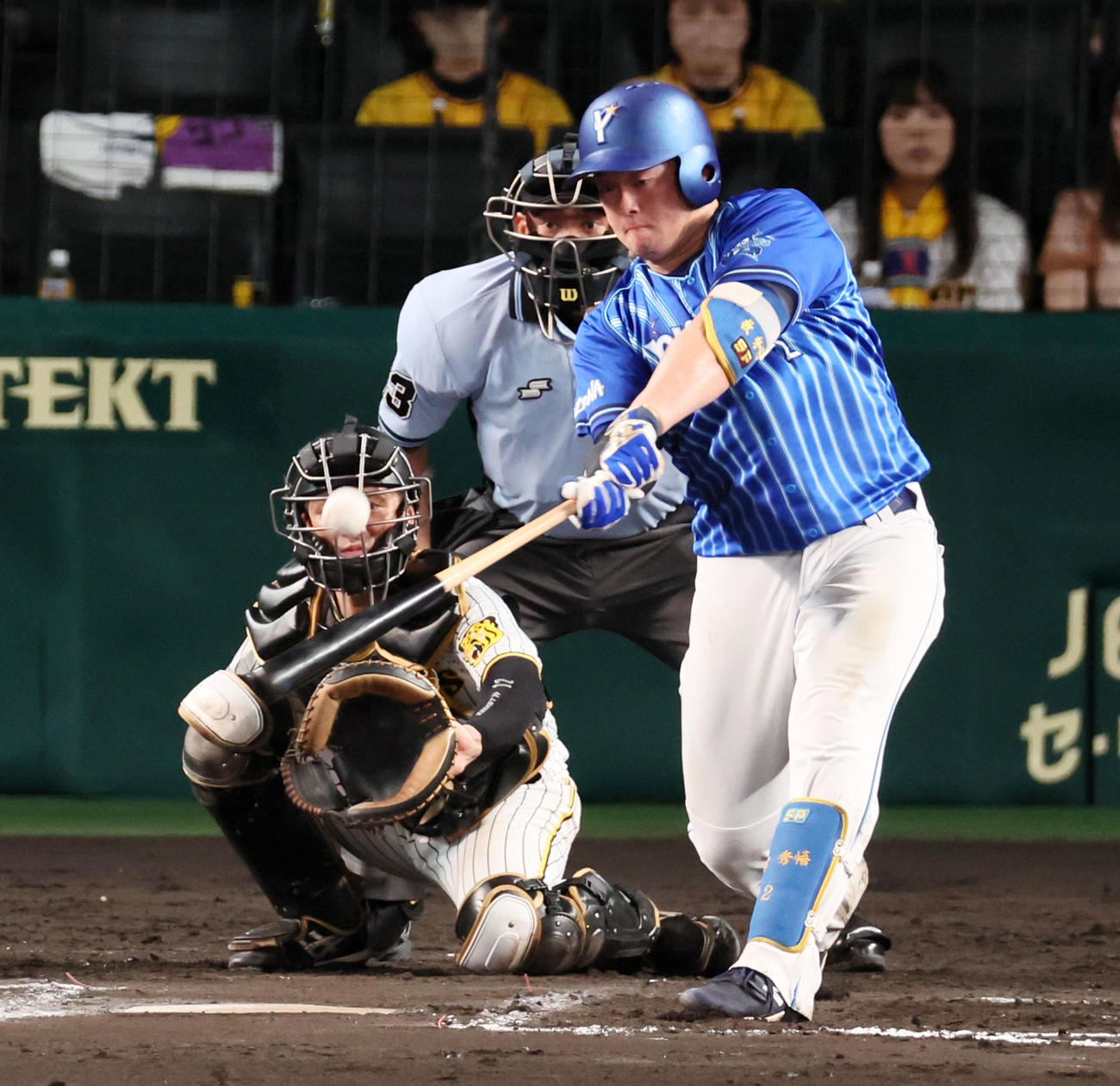 阪神対DeNA 8回表DeNA1死、牧は左越えソロ本塁打を放つ（撮影・加藤哉）