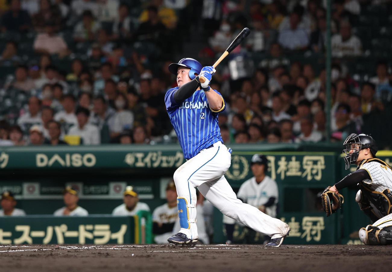 阪神対DeNA 8回表DeNA1死、牧秀悟は左中間越え本塁打を放つ（撮影・白石智彦）