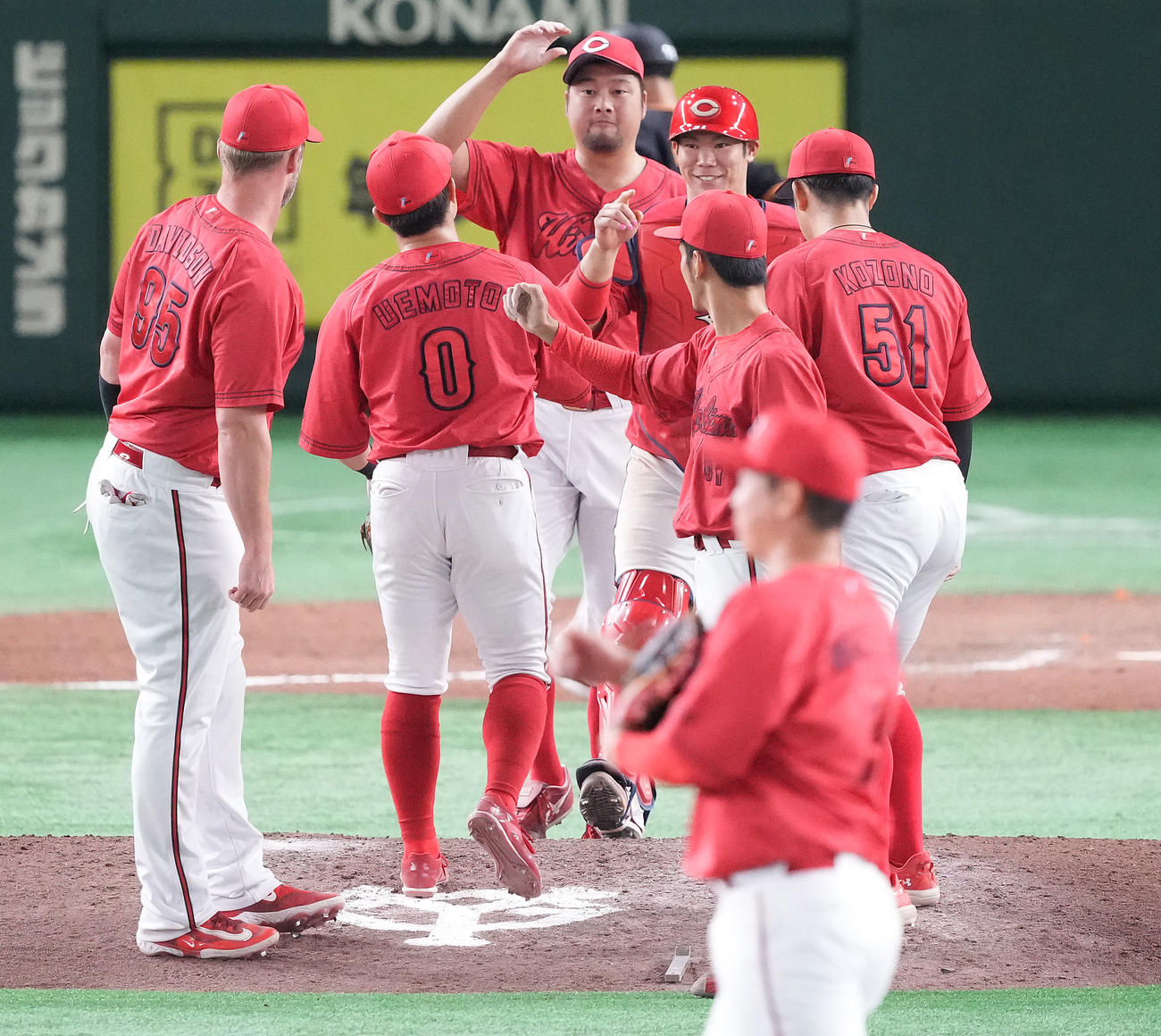 巨人対広島　巨人に勝利しタッチを交わす広島ナイン（撮影・鈴木みどり）