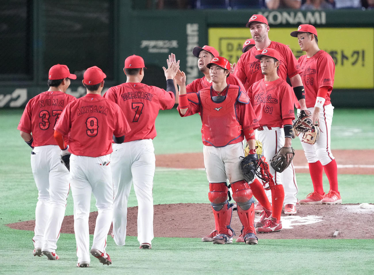 巨人対広島　巨人に勝利しタッチを交わす広島ナイン（撮影・鈴木みどり）