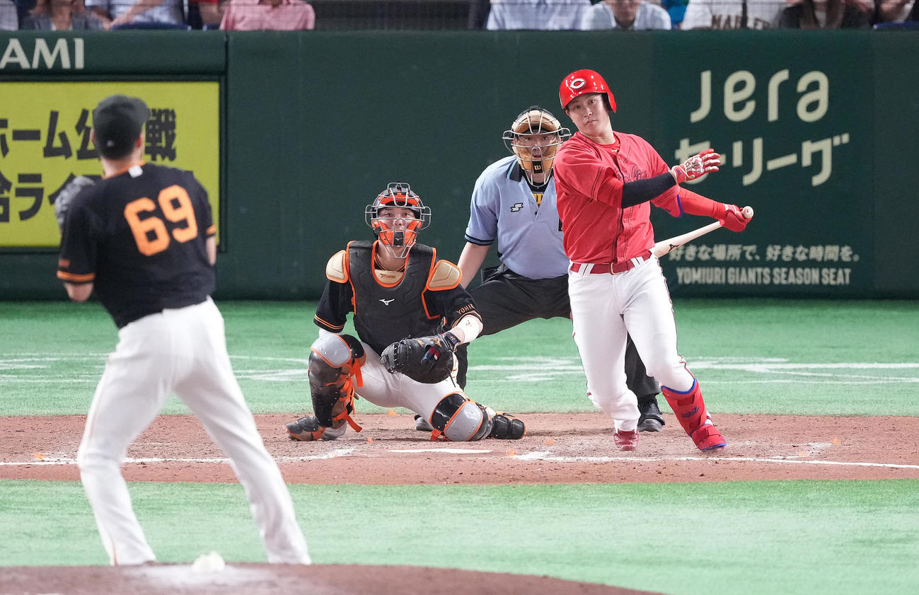 巨人対広島　11回表広島2死満塁、中3点適時二塁打を放つ堂林。投手三上（撮影・鈴木みどり）