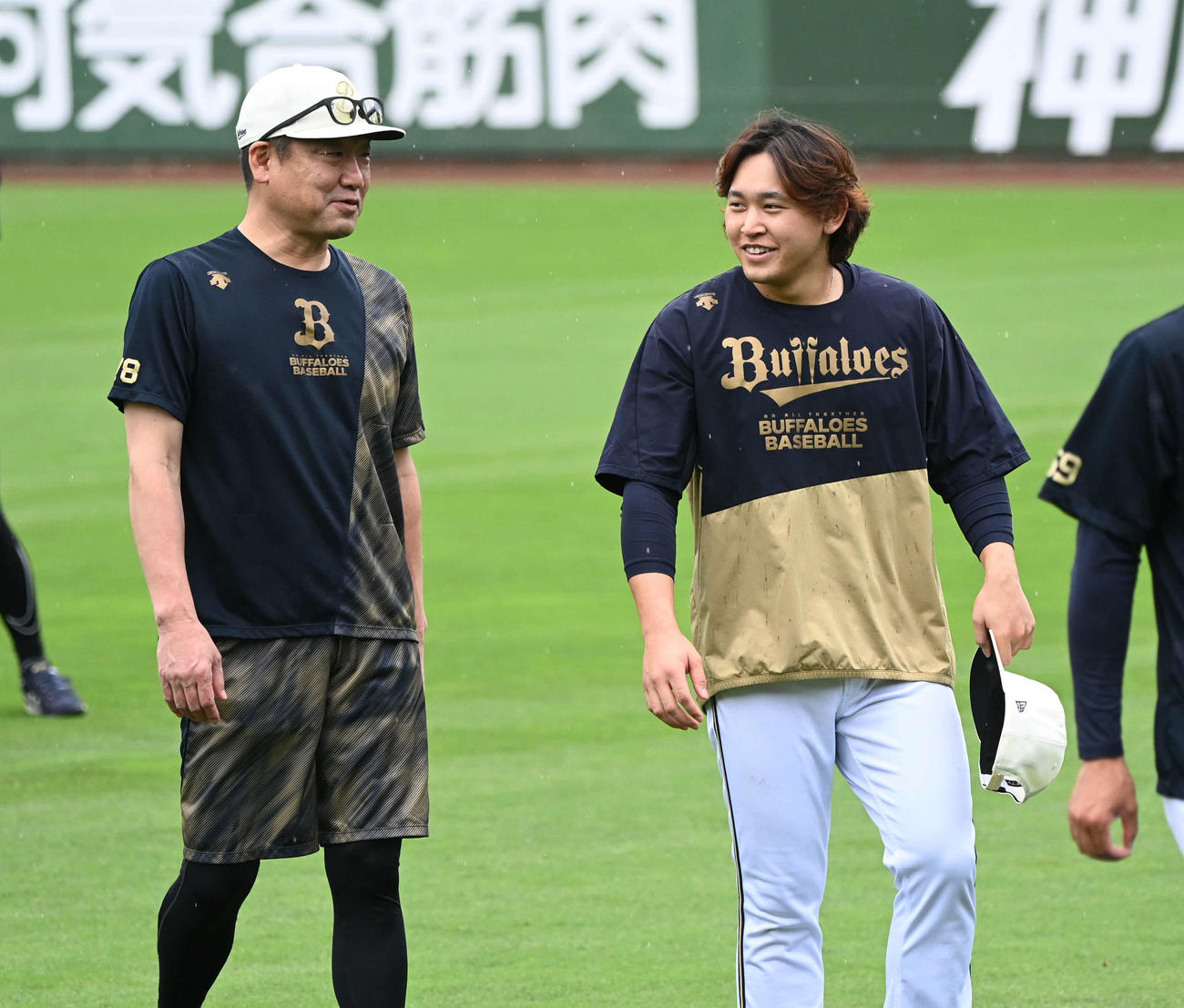 オリックス対ロッテ　練習中、オリックス中嶋監督（左）と話す宮城（撮影・和賀正仁）