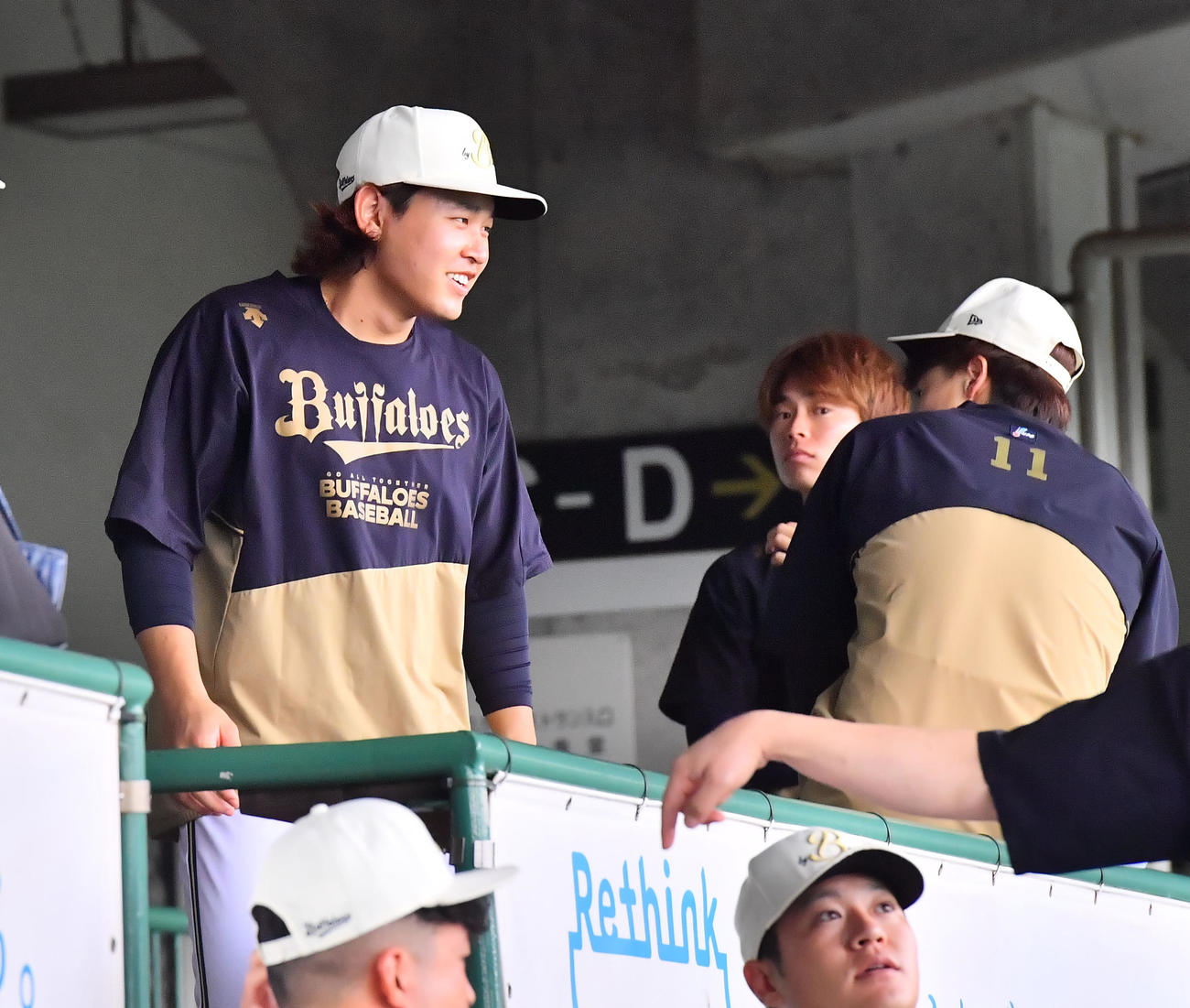 オリックス対ロッテ　ほっともっと神戸のコンコースからグラウンドを見つめるオリックス宮城（撮影・和賀正仁）