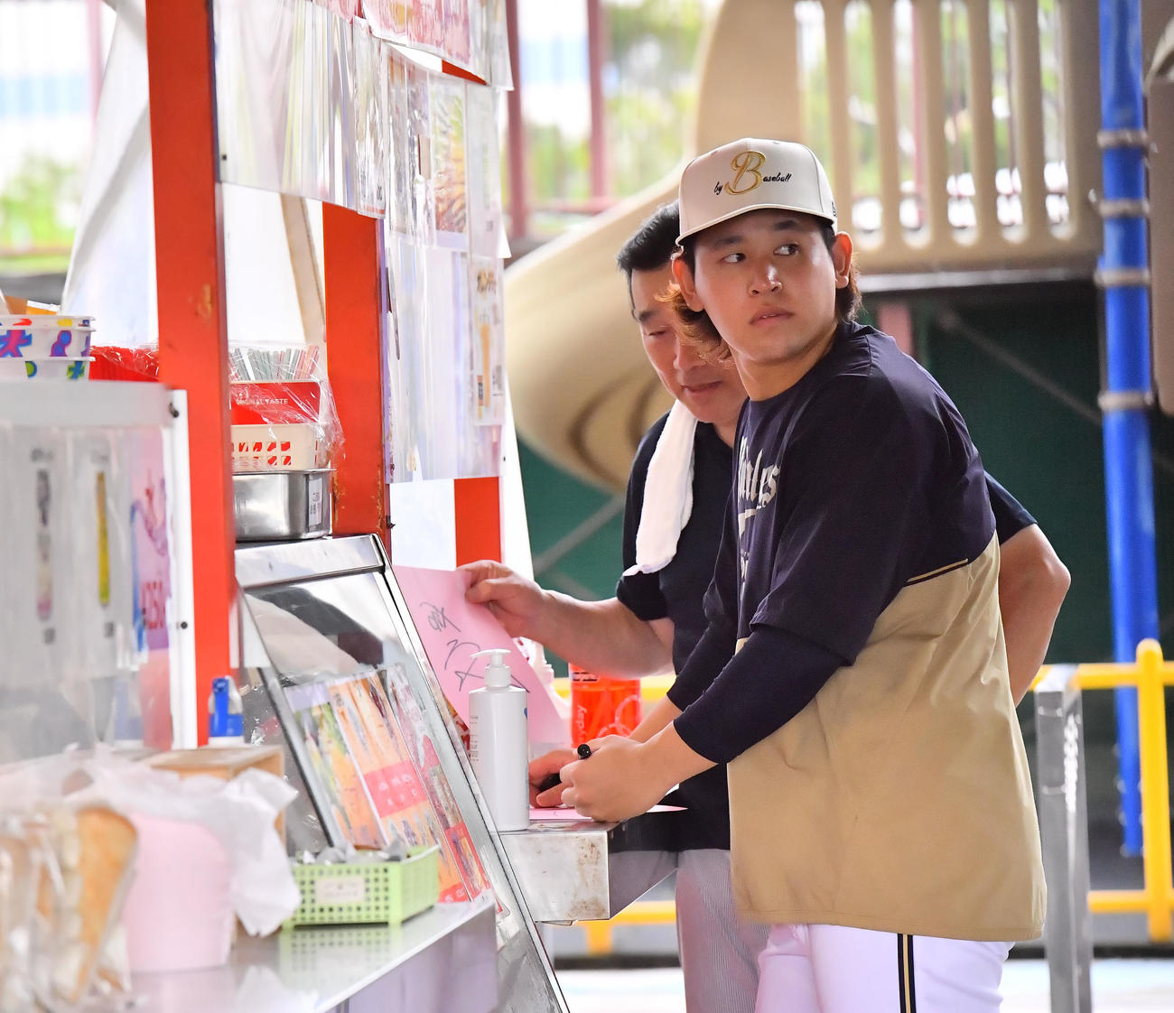 オリックス対ロッテ　ほっともっと神戸の売店でサインするオリックス宮城（撮影・和賀正仁）