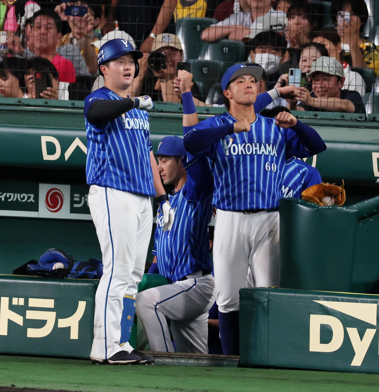 阪神対DeNA 8回表DeNA1死、牧は左越え本塁打を放ちベンチ前でデスターシャ。右は知野（撮影・加藤哉）
