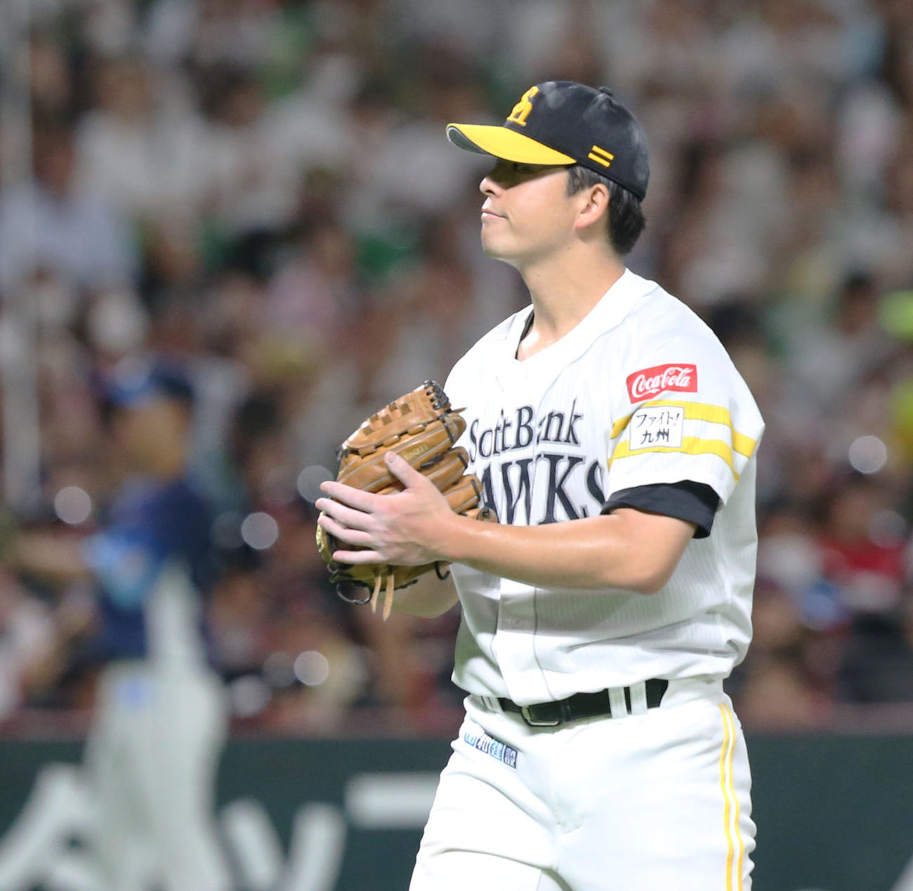 ソフトバンク対西武　4回表西武2死一、二塁、古賀を三振に仕留めグラブを叩く大関（撮影・冨田成美）
