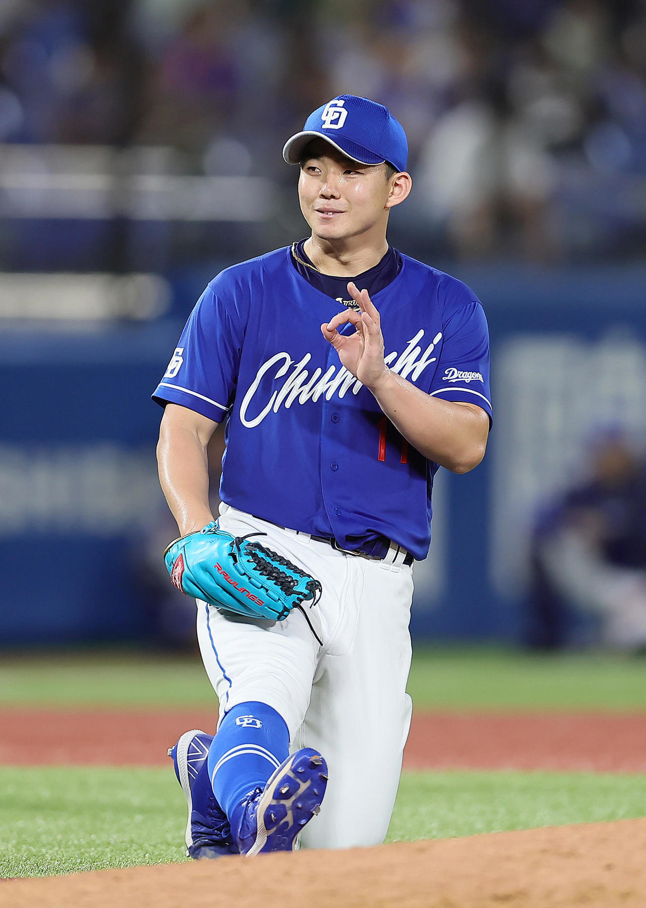 ヤクルト対中日　4回裏ヤクルト無死、サンタナの打球を捕球し投ゴロとした小笠原はマウンドで「OKポーズ」をつくる（撮影・足立雅史）