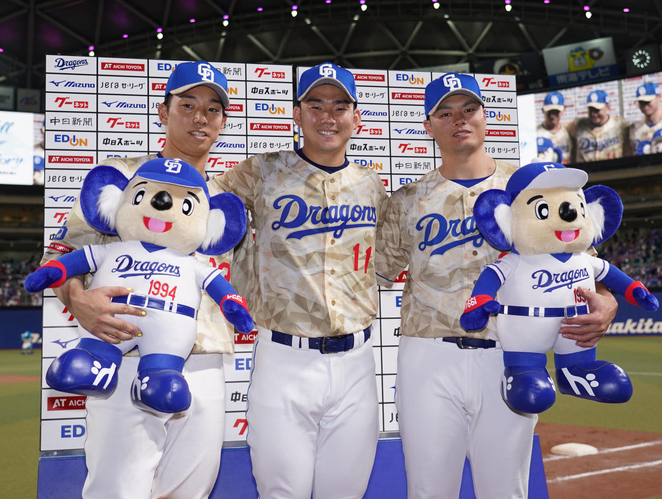 中日対広島　ヒーローインタビューを終えポーズを決める、左から中日宇佐見、小笠原、細川（撮影・森本幸一）