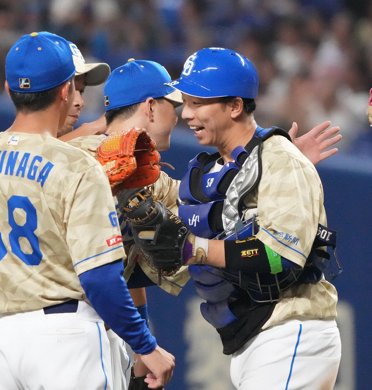 中日対広島　試合終了、完封勝利の小笠原とハグを交わす宇佐見（右）（撮影・森本幸一）
