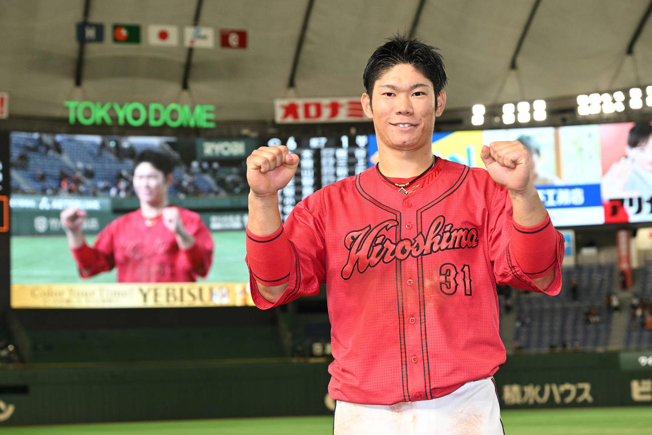巨人対広島　ヒーローインタビューを終えポーズを決める広島坂倉（撮影・滝沢徹郎）