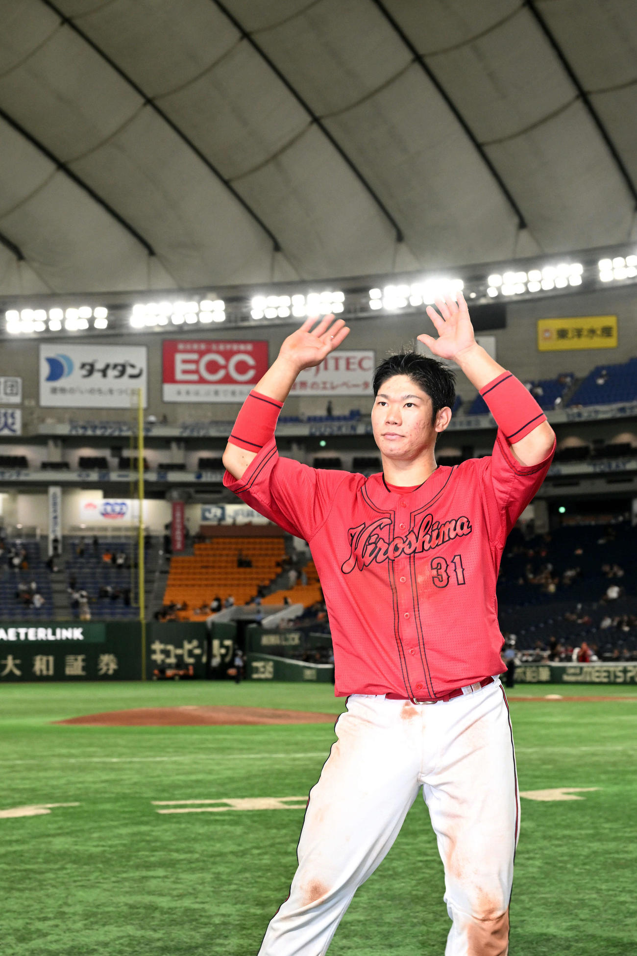 巨人対広島　ヒーローインタビューを終えファンに手を振る広島坂倉（撮影・滝沢徹郎）