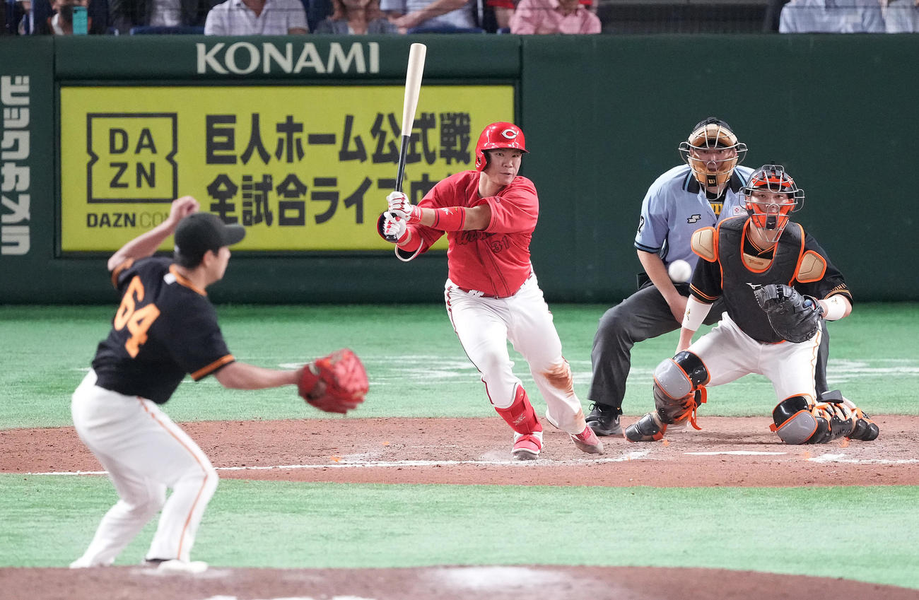 巨人対広島　11回表広島2死二、三塁、2点中前適時打を放つ坂倉。投手大江（撮影・鈴木みどり）