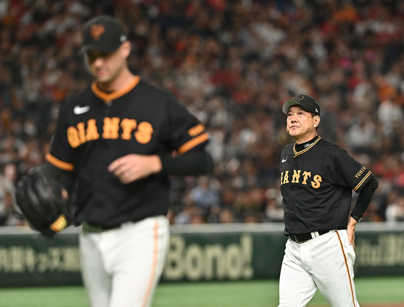 巨人対広島　11回表、交代を伝え引き揚げる巨人原監督。手前はビーディ（撮影・滝沢徹郎）