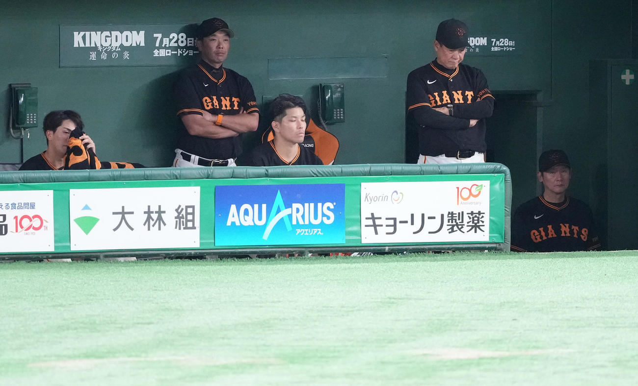 巨人対広島　ベンチでうつむく巨人原監督（右から2人目）（撮影・鈴木みどり）