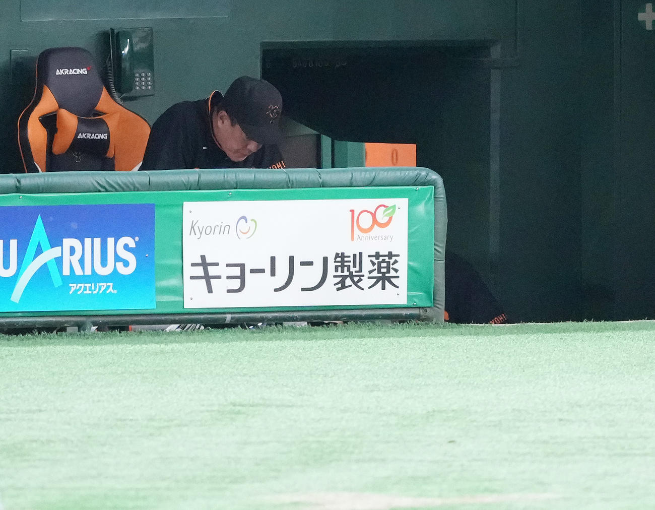 巨人対広島　ベンチでうつむく巨人原監督（撮影・鈴木みどり）