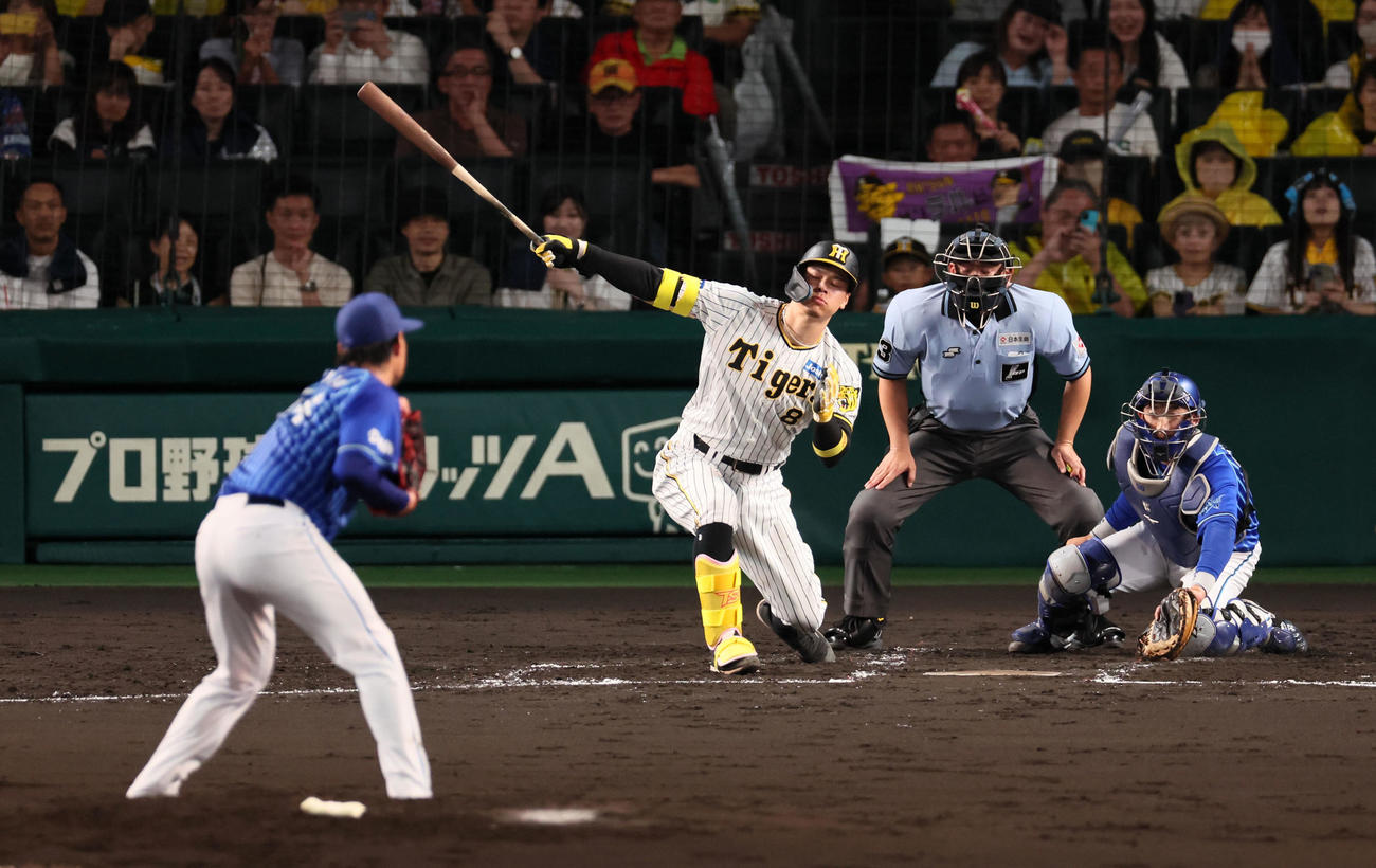 阪神対DeNA 4回裏阪神1死一、二塁、佐藤輝は三振に倒れる。投手は石田（撮影・加藤哉）