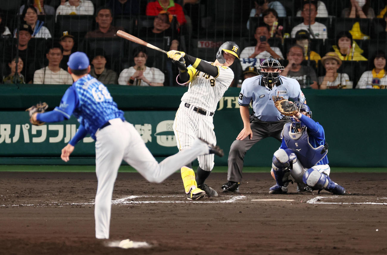 阪神対DeNA 6回裏阪神1死一、二塁、佐藤輝は三振に倒れる。投手は森原（撮影・加藤哉）