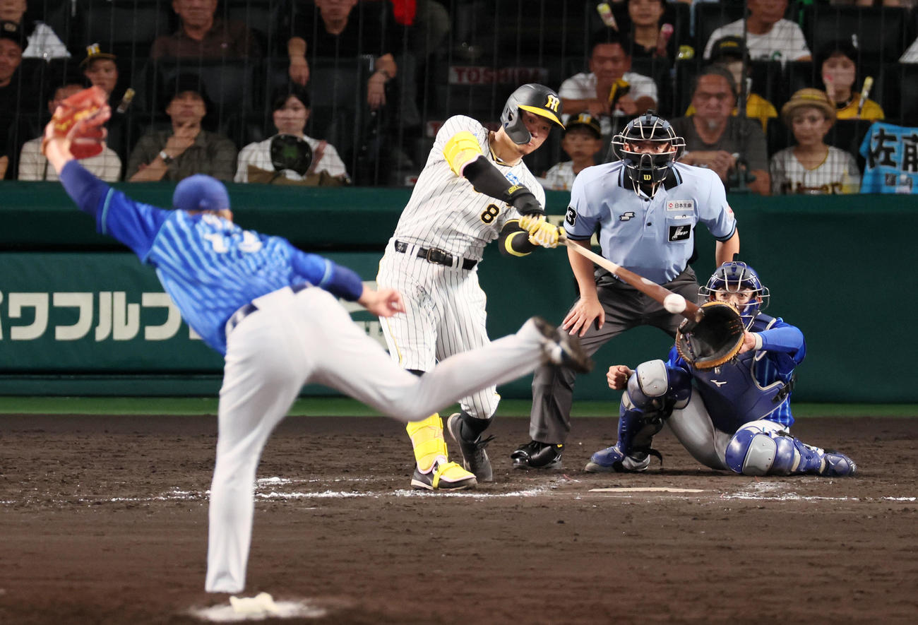 阪神対DeNA 8回裏阪神1死一、二塁、佐藤輝は右前打を放つ。投手は伊勢（撮影・加藤哉）