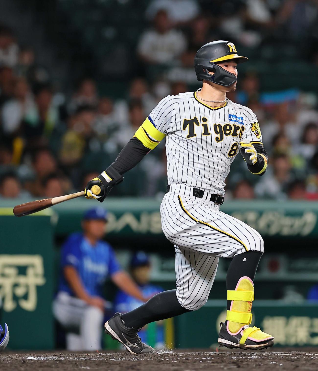 阪神対DeNA 8回裏阪神1死一、二塁、佐藤輝は右前打を放つ（撮影・上田博志）