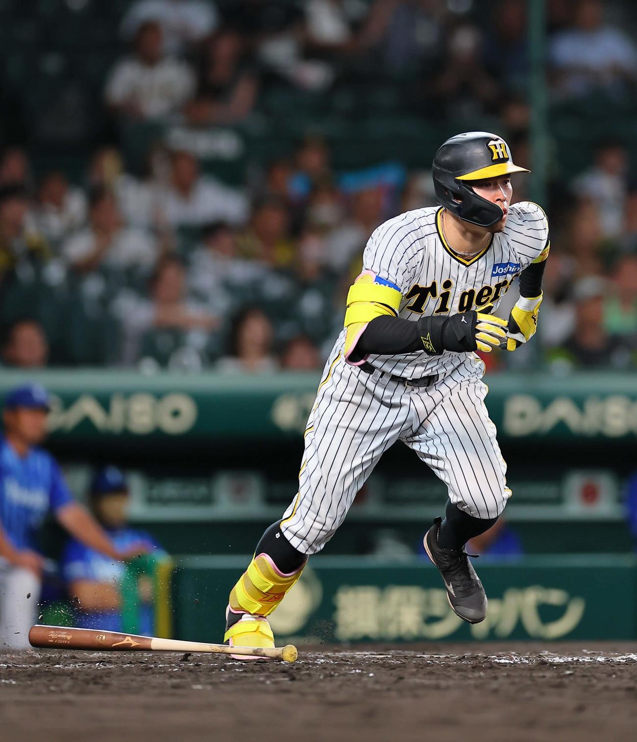 阪神対DeNA 8回裏阪神1死一、二塁、佐藤輝は右前打を放つ（撮影・上田博志）