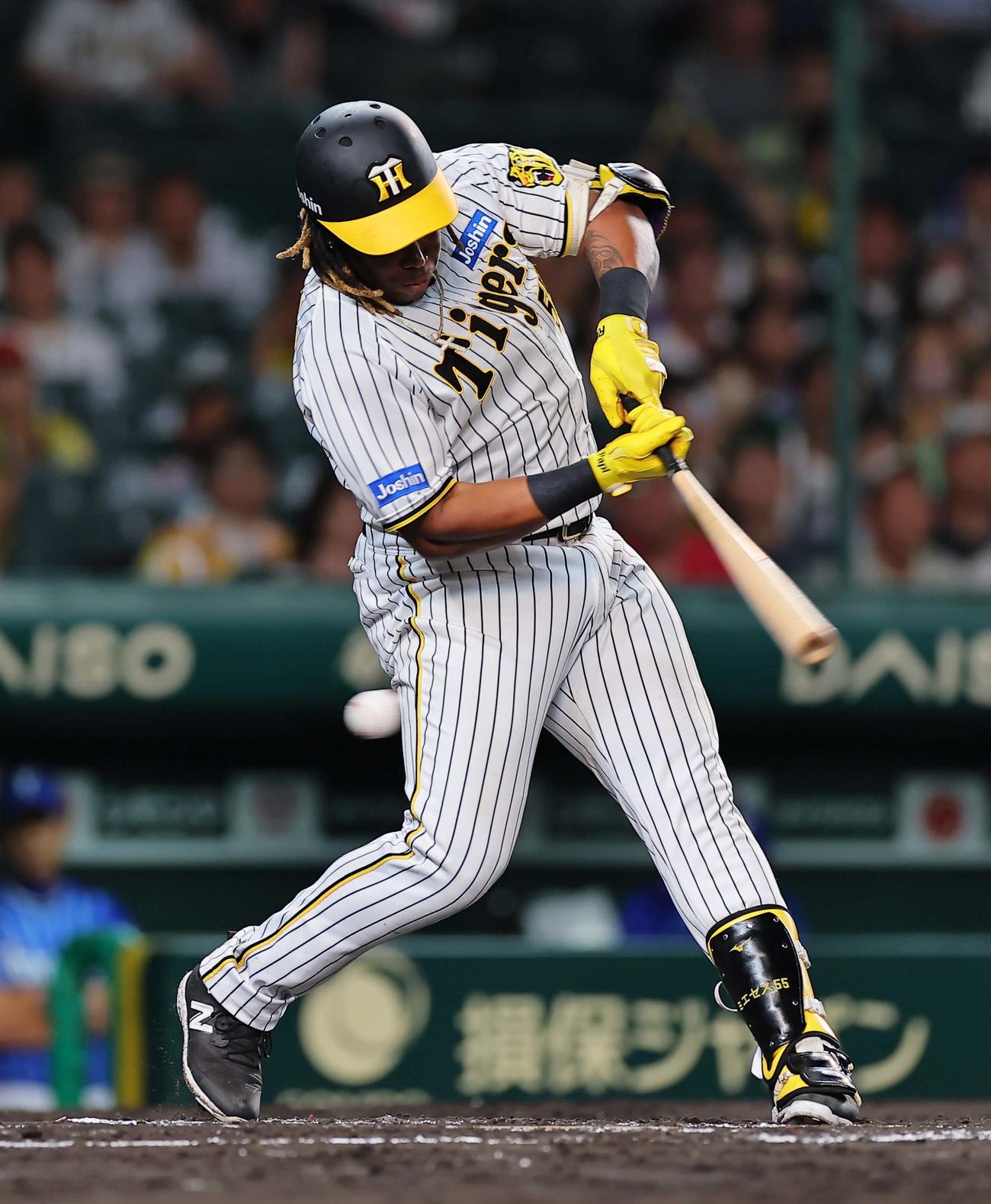 阪神対DeNA 6回裏阪神無死一、二塁、ミエセスは三振に倒れる（撮影・上田博志）