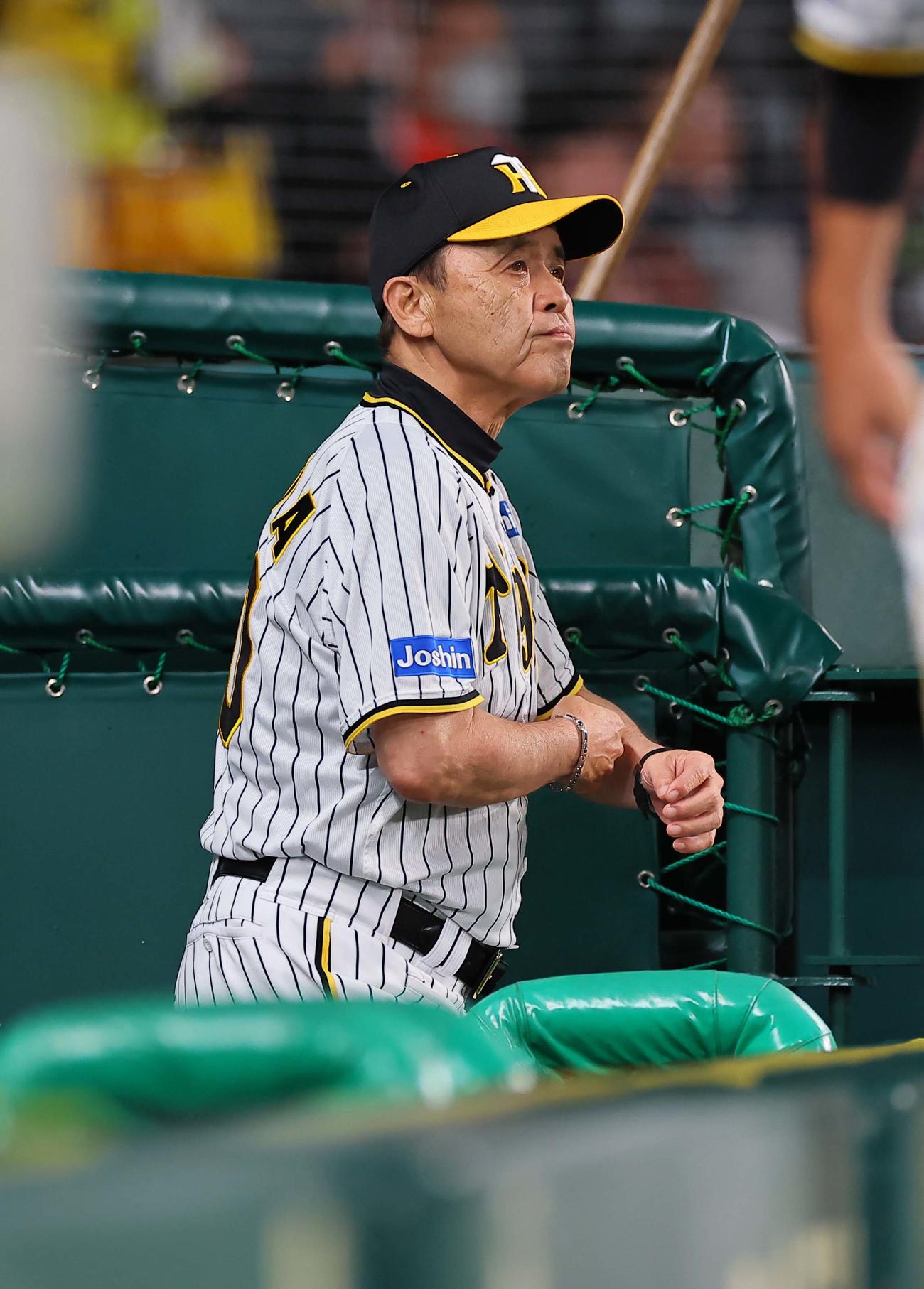 阪神対DeNA　選手交代を告げにベンチを出る岡田監督（撮影・上田博志）