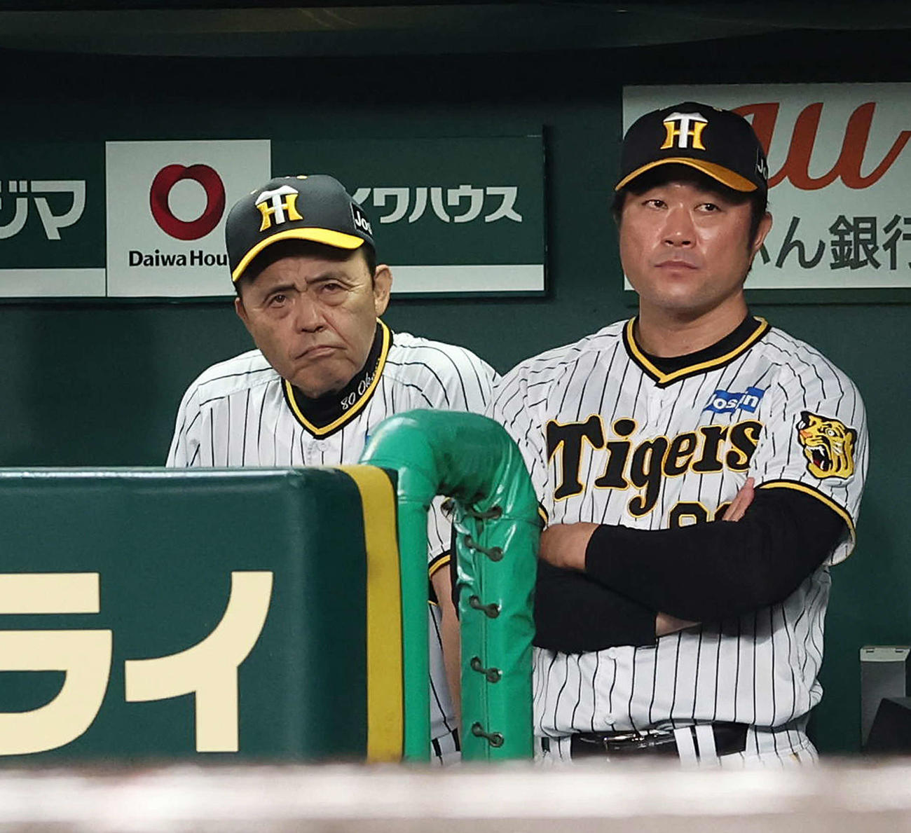 阪神対DeNA 6回表DeNAの攻撃中、険しい表情で戦況を見守る阪神岡田監督（左）と安藤コーチ（撮影・白石智彦）
