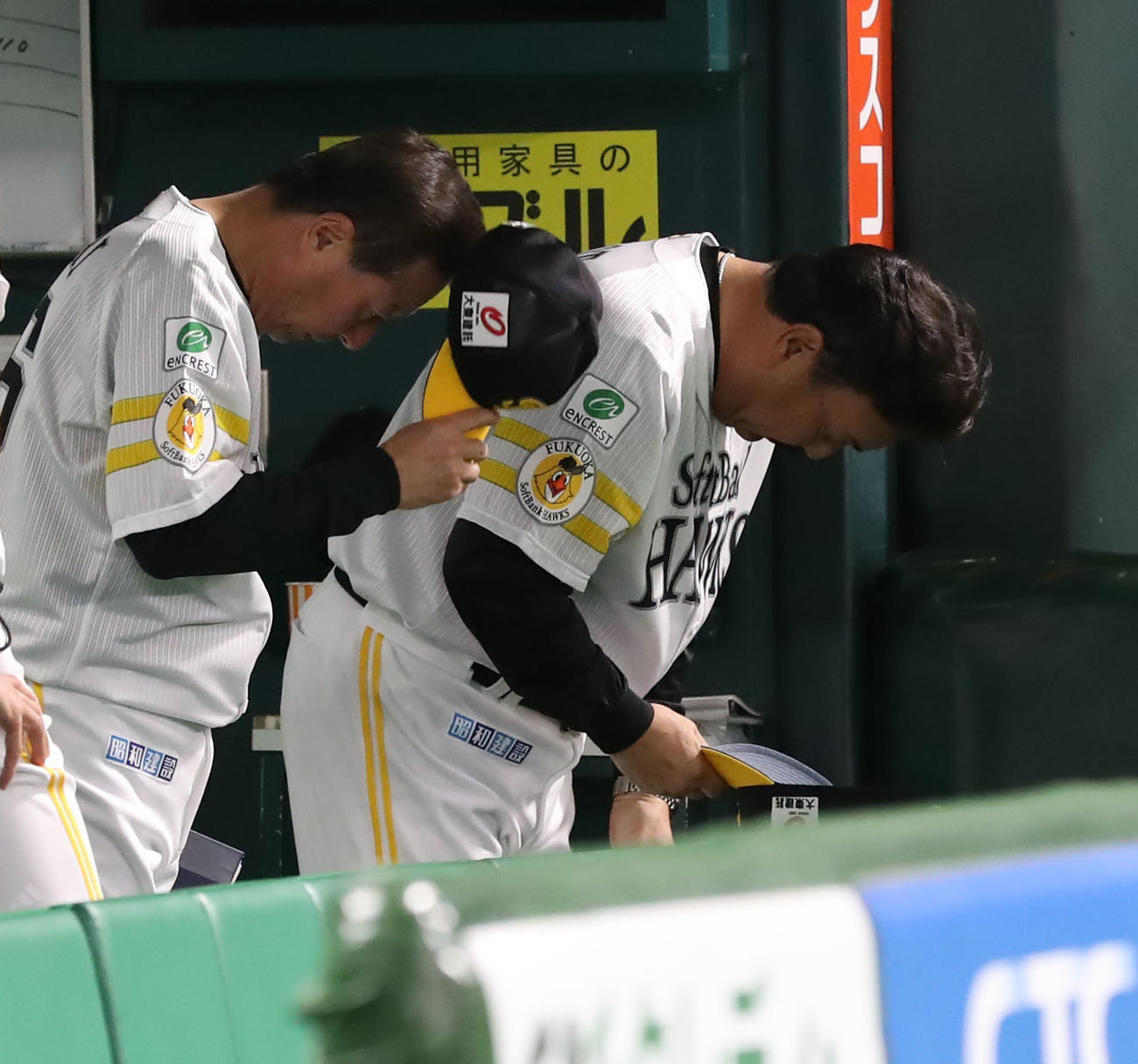 試合終了後に一礼する藤本監督（右）左は森ヘッドコーチ（撮影・冨田成美）