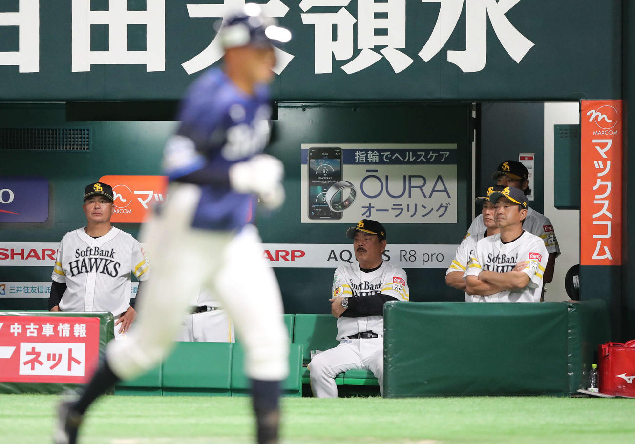 ソフトバンク対西武　8回表西武1死二、三塁、長谷川の遊ゴロの間に失点しベンチで腕を組む藤本監督（撮影・梅根麻紀）