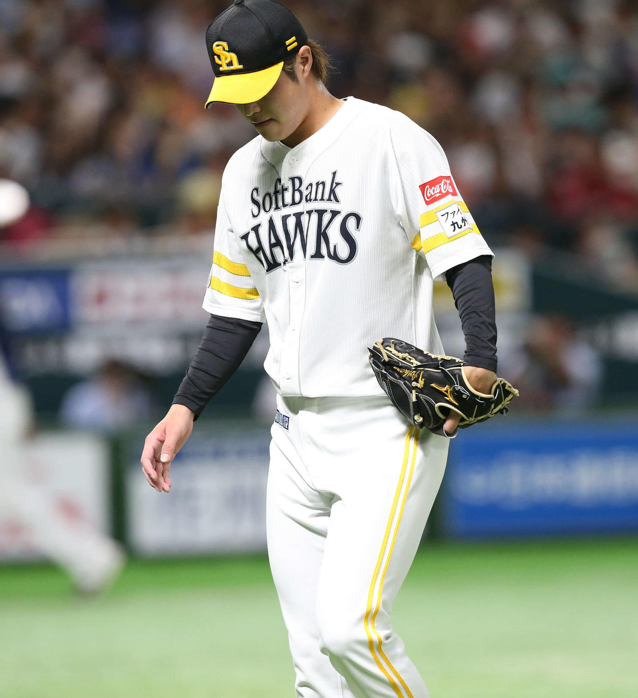 ソフトバンク対西武　7回に同点を許した甲斐野は肩を落としてベンチへ引き揚げる（撮影・冨田成美）