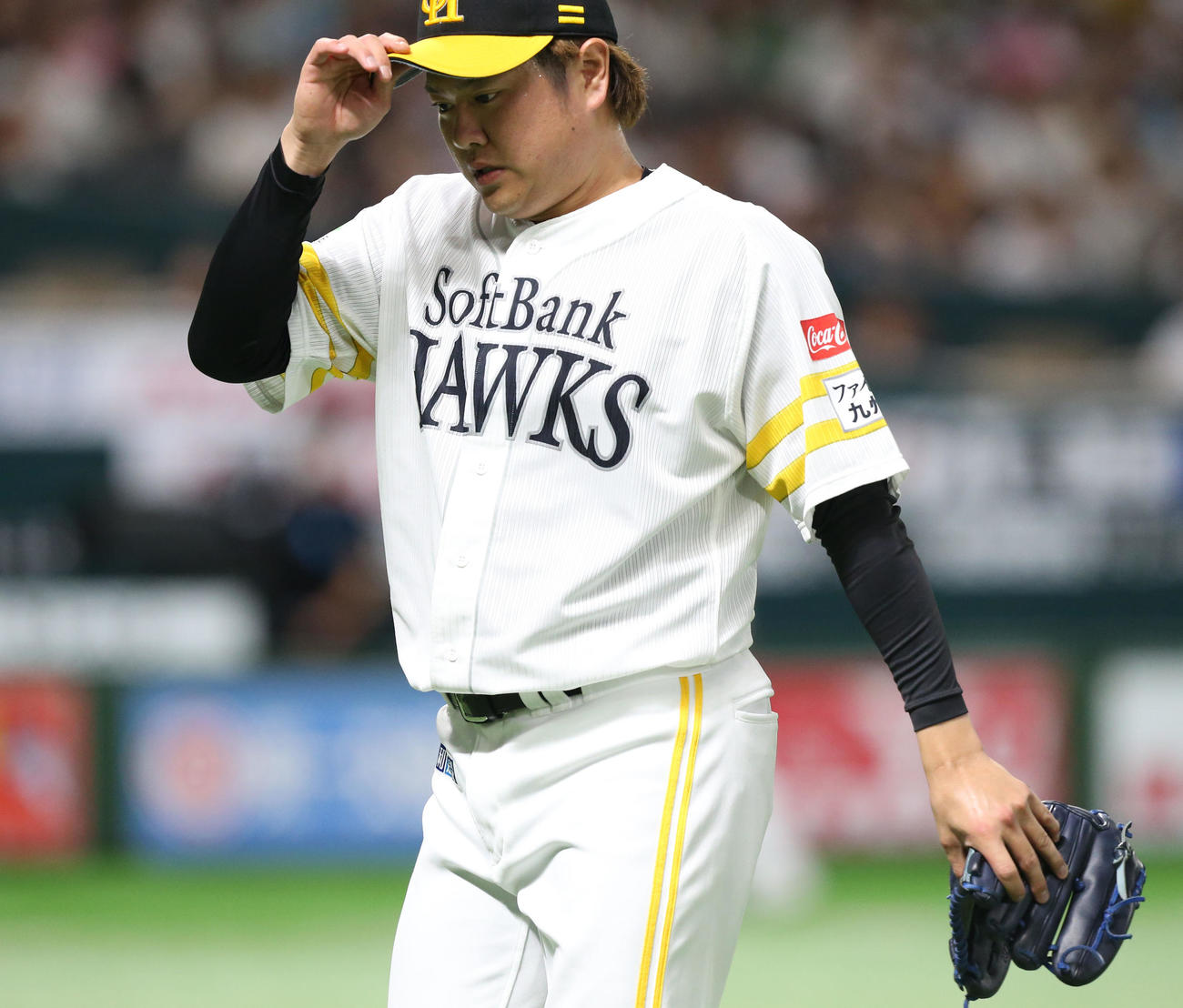 ソフトバンク対西武　8回に勝ち越しを許し渋い表情でベンチへ引き揚げる津森（撮影・冨田成美）