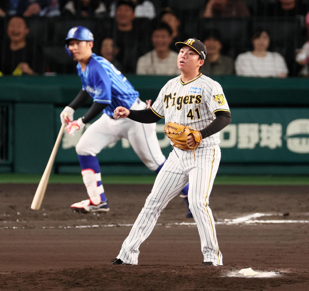 阪神対DeNA 6回表DeNA2死一、三塁、村上は京田に中前適時打を浴びる（撮影・加藤哉）