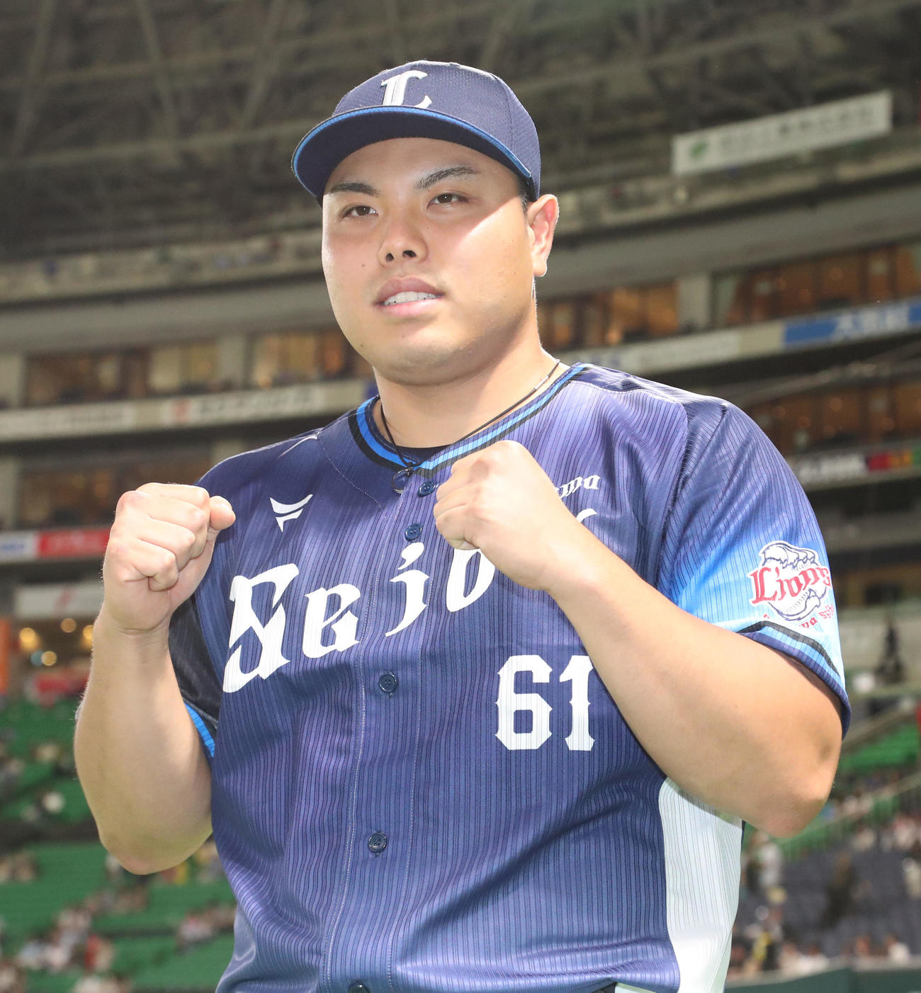 ソフトバンク対西武　ポーズ決める勝利投手となった西武平良（撮影・梅根麻紀）