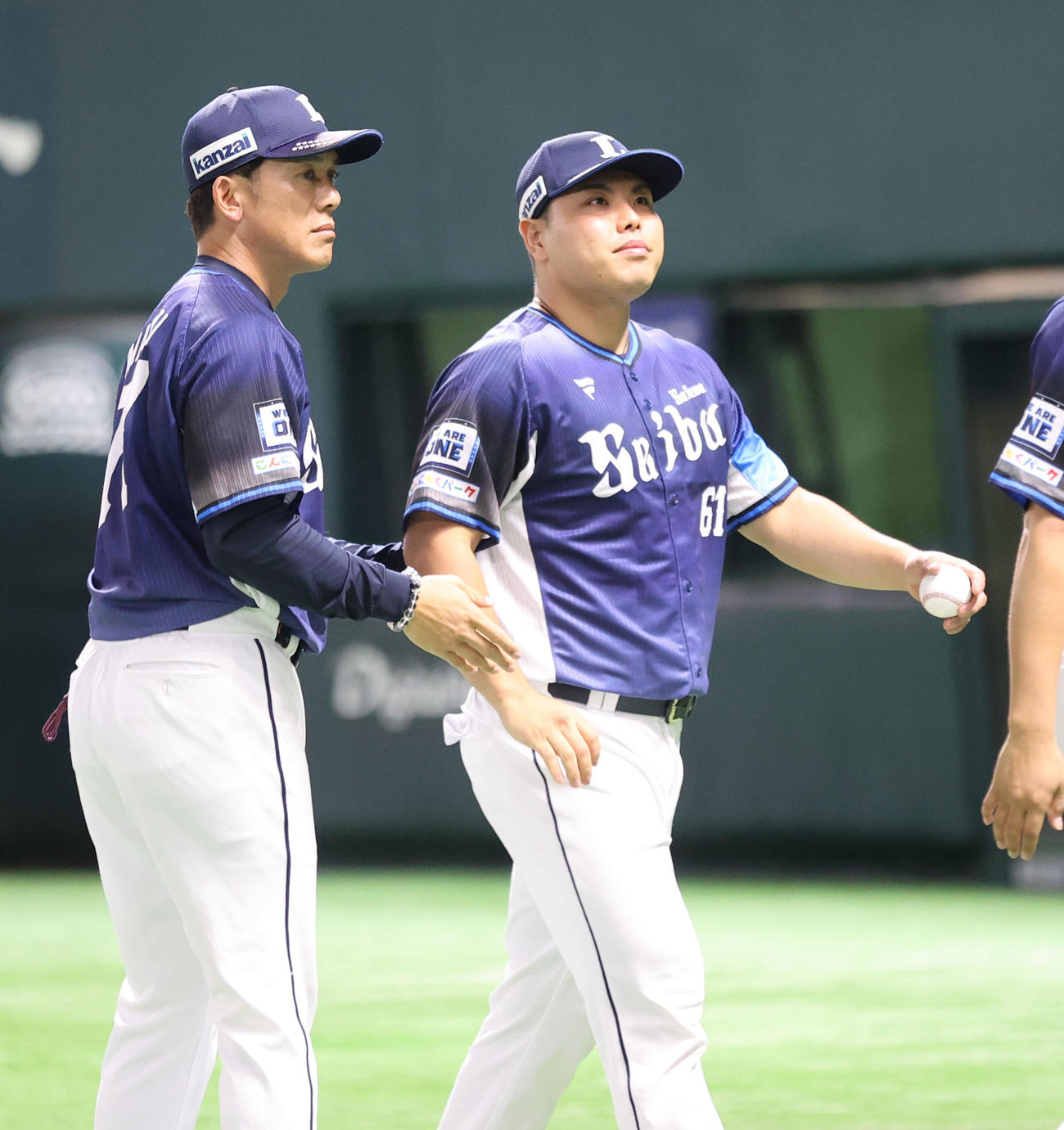 ソフトバンク対西武　試合を終え西武松井監督（左）から祝福を受ける勝利投手の平良（撮影・梅根麻紀）