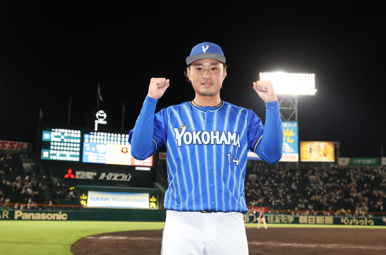 阪神対DeNA　ヒーローインタビューが終わりガッツポーズするDeNA石田（撮影・白石智彦）
