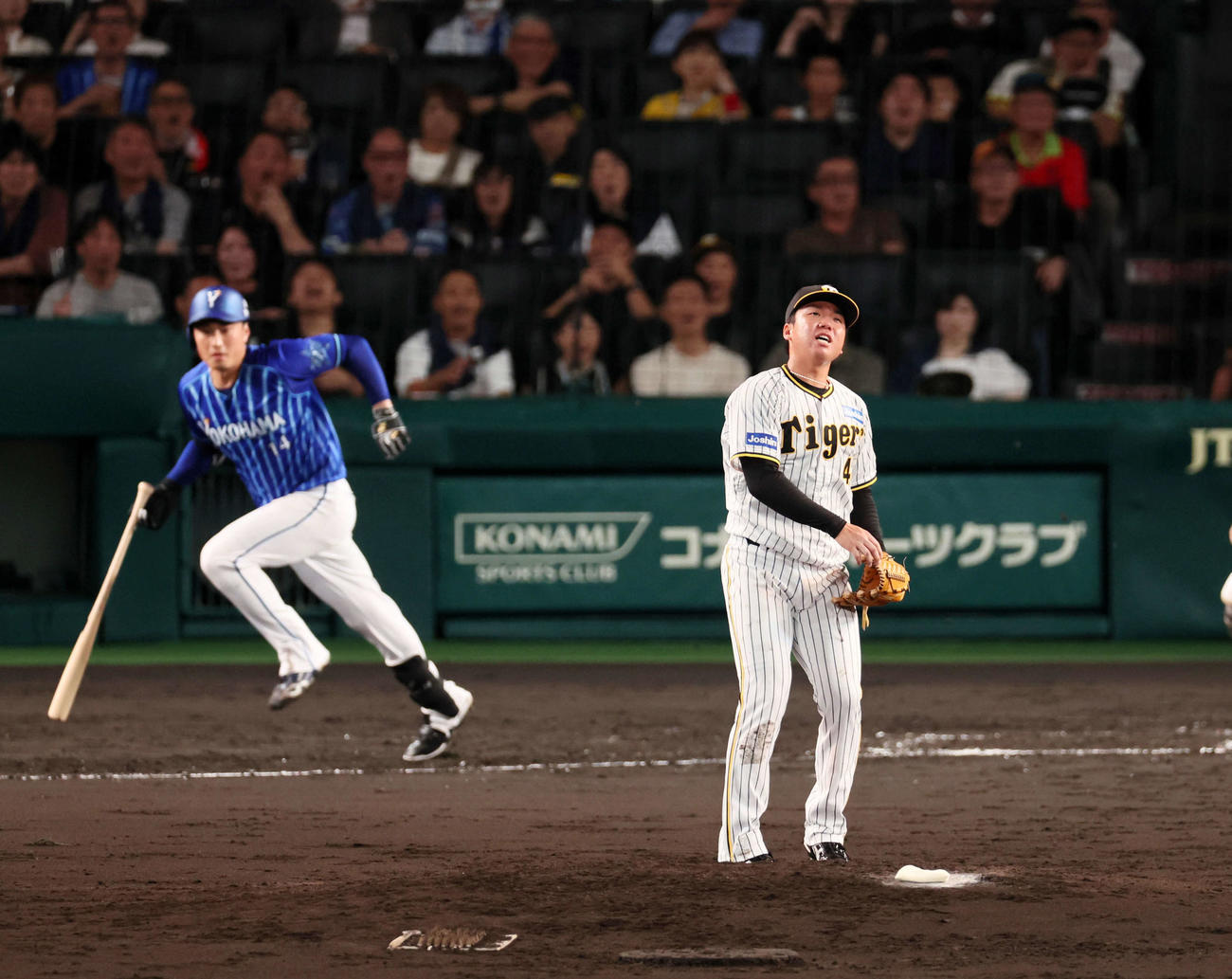 阪神対DeNA 5回表DeNA1死二、三塁、村上（右）は石田に先制の2点中前適時打を許す（撮影・加藤哉）