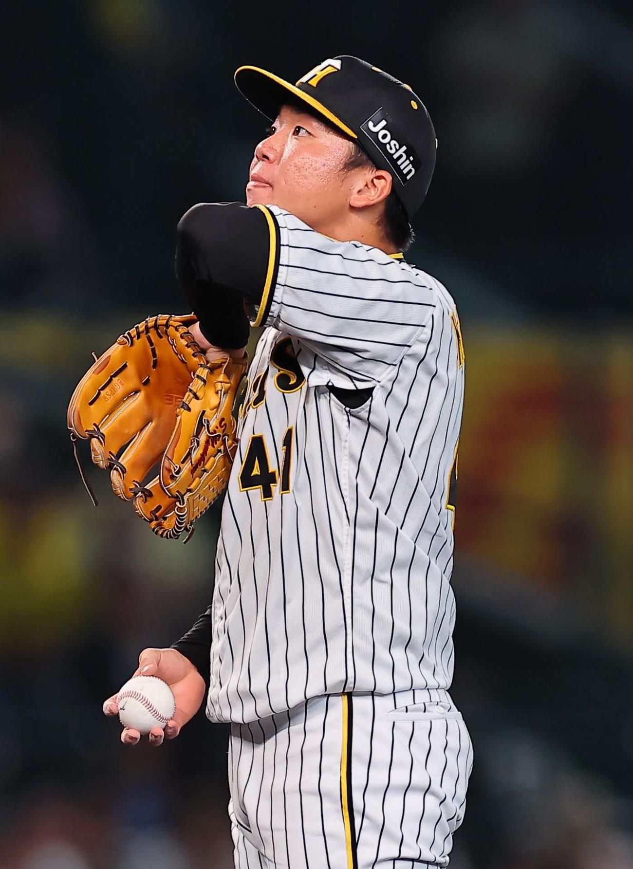阪神対DeNA 5回表、先制点を許し汗をぬぐう村上（撮影・上田博志）