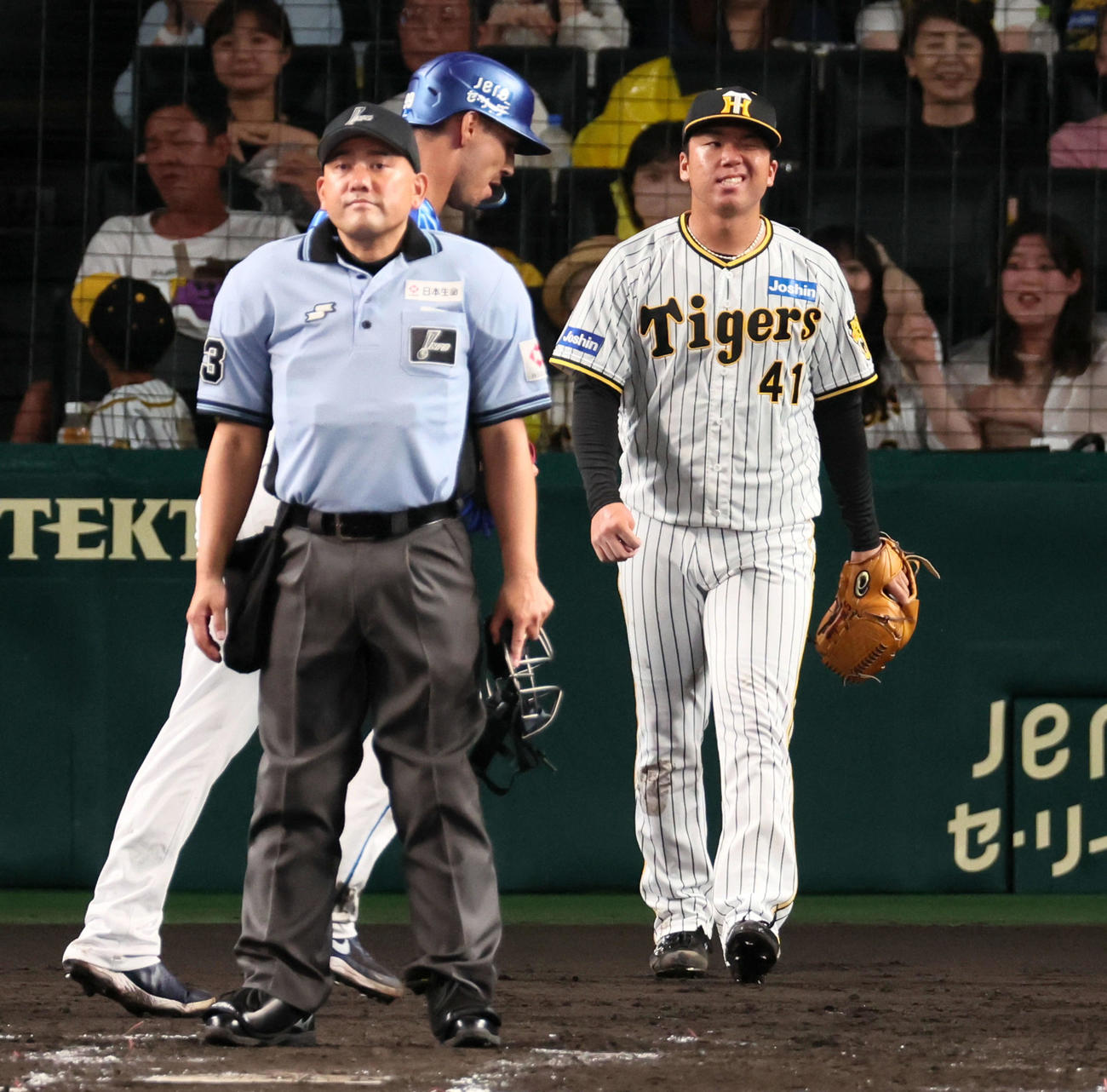 阪神対DeNA 5回表DeNA1死二、三塁、村上（右）は石田に2点中前適時打を浴びて先制点を許し悔しそうな表情を見せる（撮影・加藤哉）