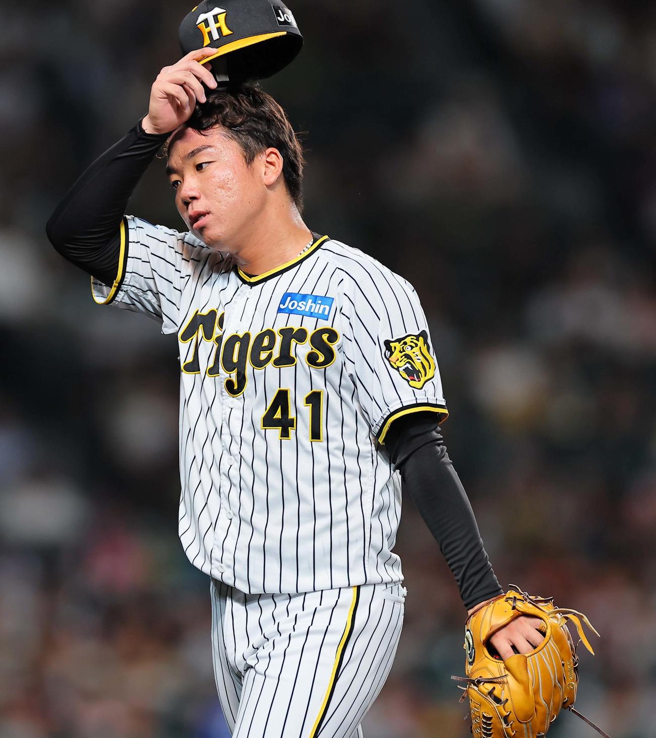 阪神対DeNA 6回、追加点を許した村上は汗をぬぐいながらベンチに引き揚げる（撮影・上田博志）