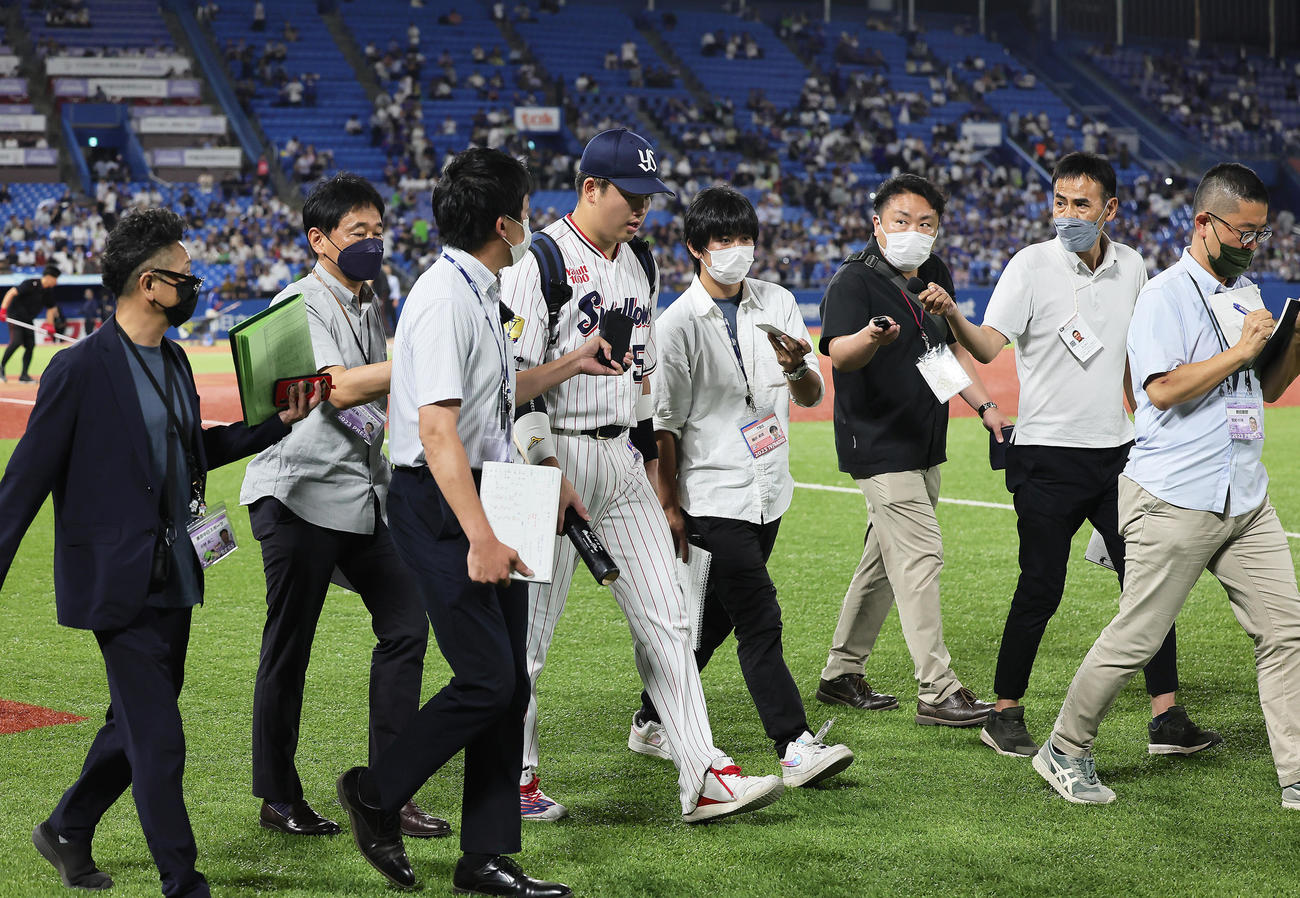 ヤクルト対中日　敗れ、多くの報道陣に囲まれながら引き揚げるヤクルト村上（撮影・足立雅史）