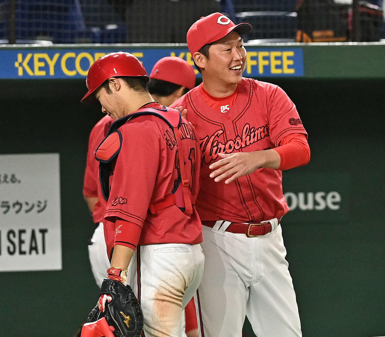 巨人対広島　試合後、広島新井監督（右）は坂倉とタッチをかわす（撮影・滝沢徹郎）