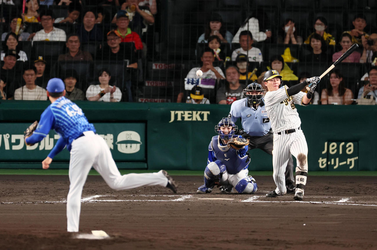 阪神対DeNA 6回裏阪神無死、小野寺は投手強襲安打を放つ。投手は森原（撮影・加藤哉）