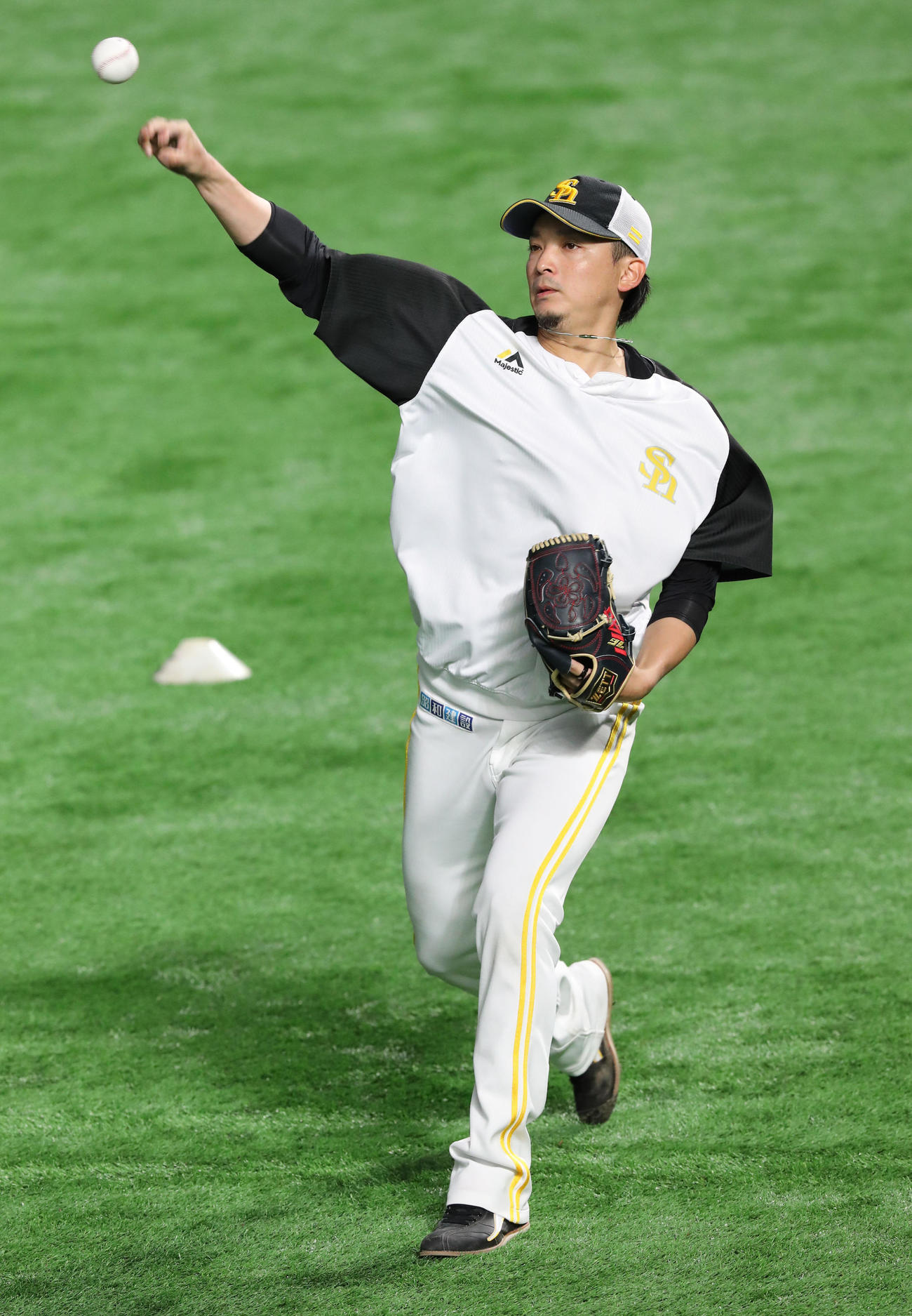 キャッチボールで汗を流す東浜（撮影・梅根麻紀）